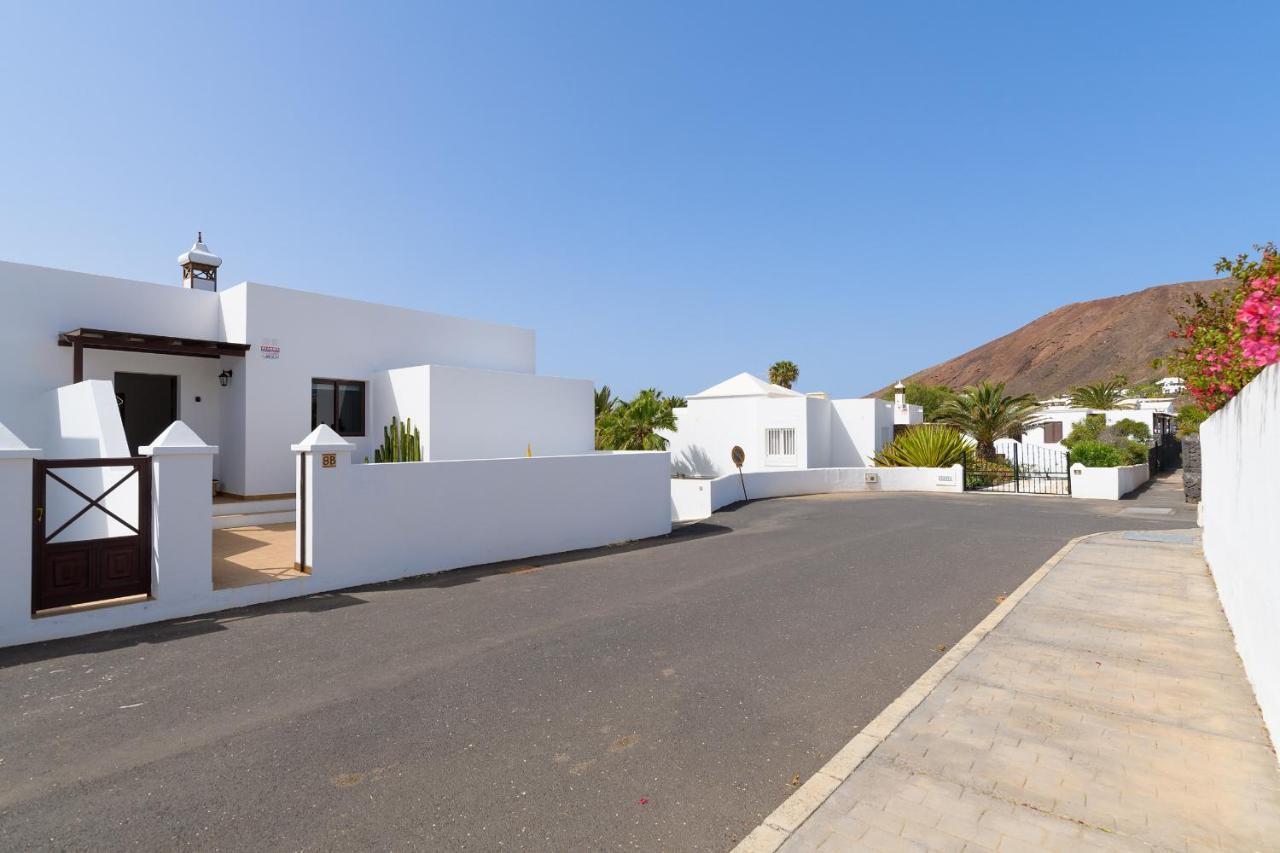 Vista Lobos Entre Volcanes Y Oceano Playa Blanca  Exterior photo